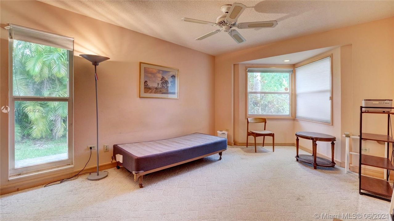 Vendido Recientemente: $730,000 (4 camas, 3 baños, 1962 Pies cuadrados)