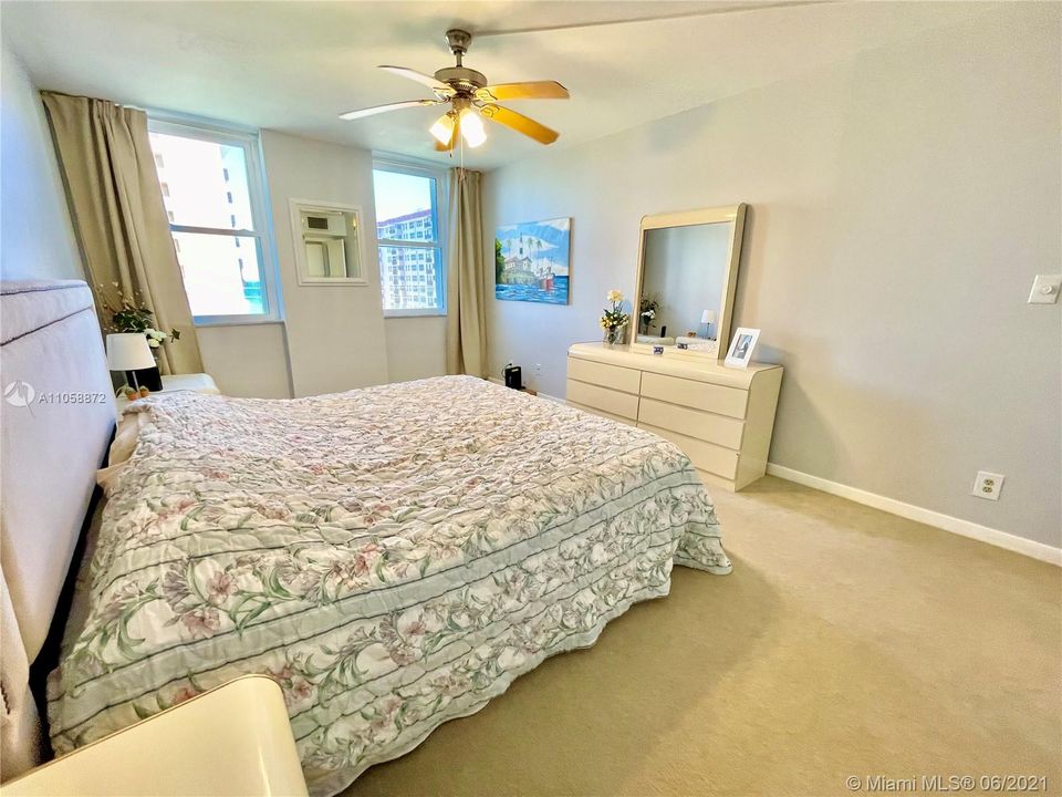 Recently Sold: $425,000 (2 beds, 1 baths, 1330 Square Feet)