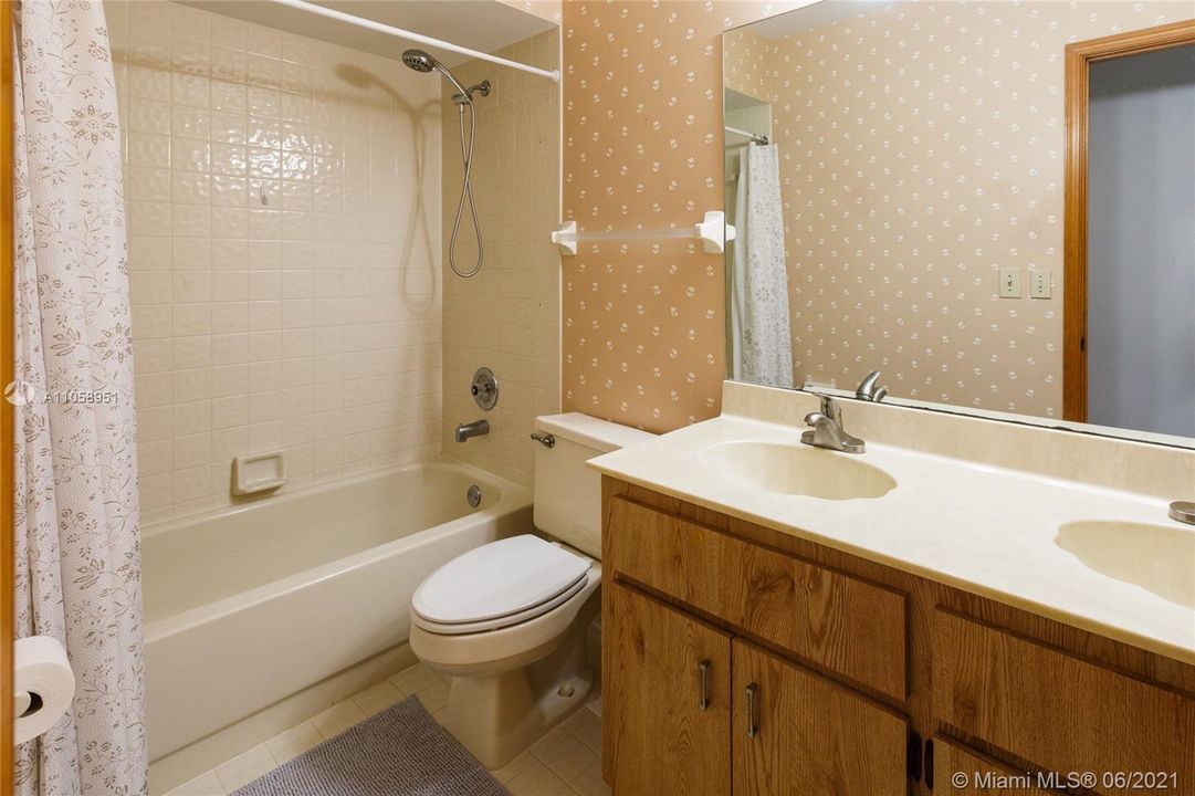 最近售出: $650,000 (4 贝兹, 2 浴室, 1838 平方英尺)
