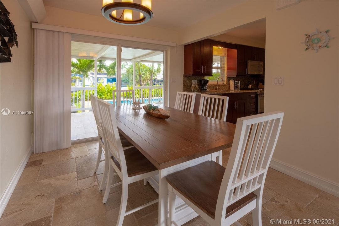 Vendido Recientemente: $700,000 (3 camas, 2 baños, 1782 Pies cuadrados)