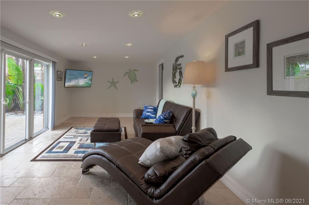 Vendido Recientemente: $700,000 (3 camas, 2 baños, 1782 Pies cuadrados)