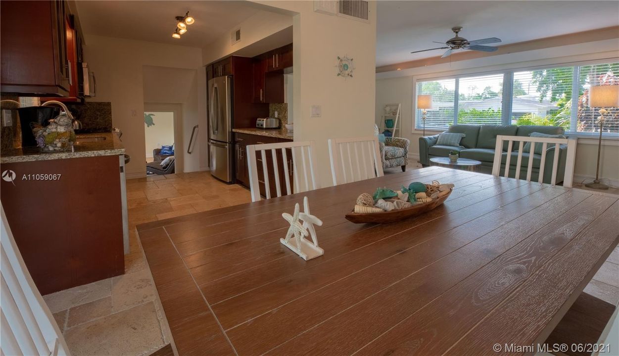 Vendido Recientemente: $700,000 (3 camas, 2 baños, 1782 Pies cuadrados)