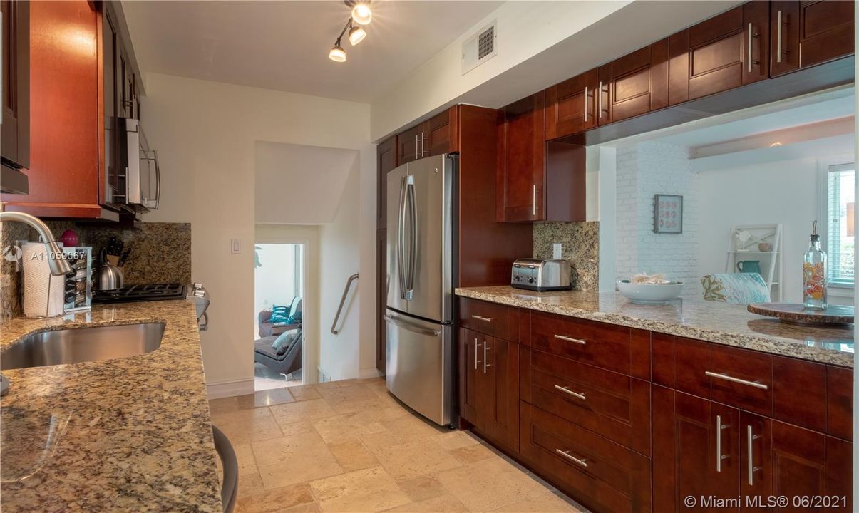 Vendido Recientemente: $700,000 (3 camas, 2 baños, 1782 Pies cuadrados)