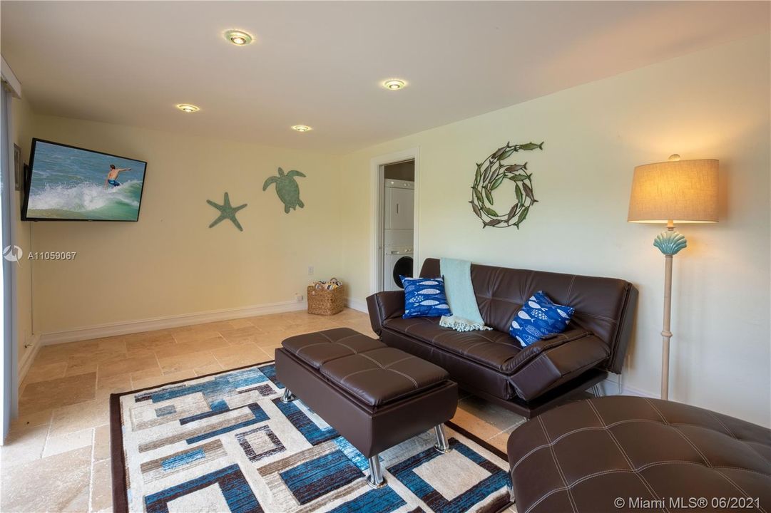 Vendido Recientemente: $700,000 (3 camas, 2 baños, 1782 Pies cuadrados)