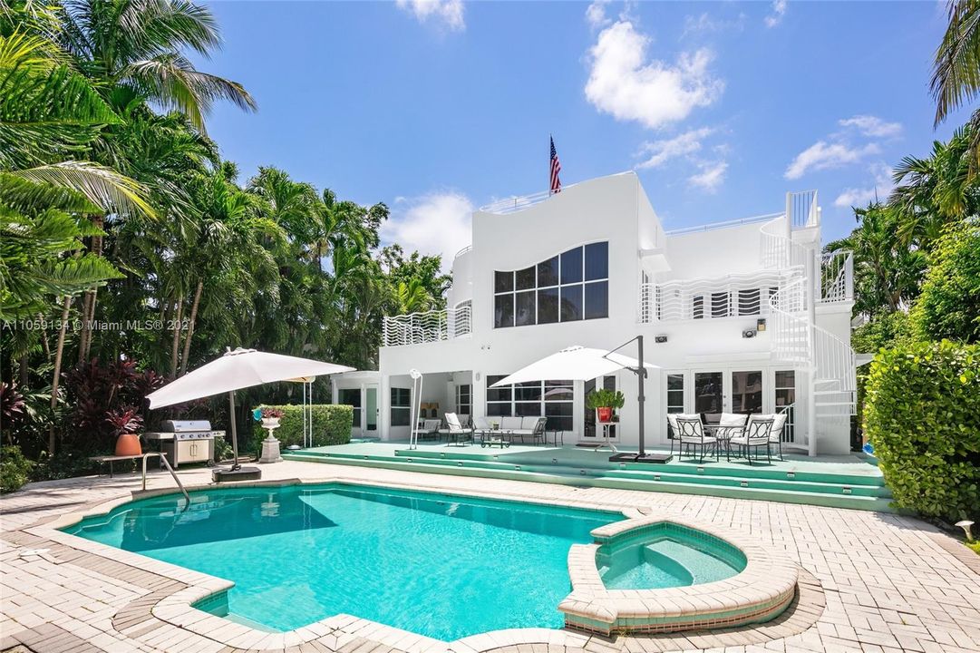 Recently Sold: $5,999,999 (3 beds, 3 baths, 3934 Square Feet)