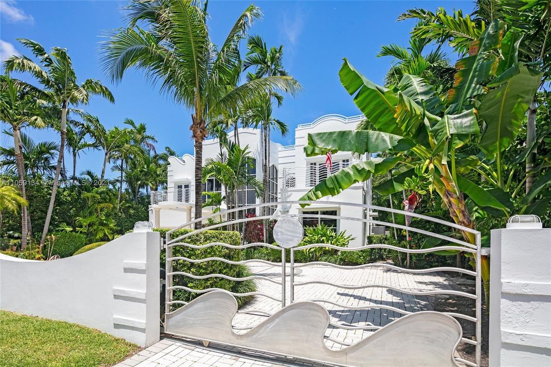 Recently Sold: $5,999,999 (3 beds, 3 baths, 3934 Square Feet)