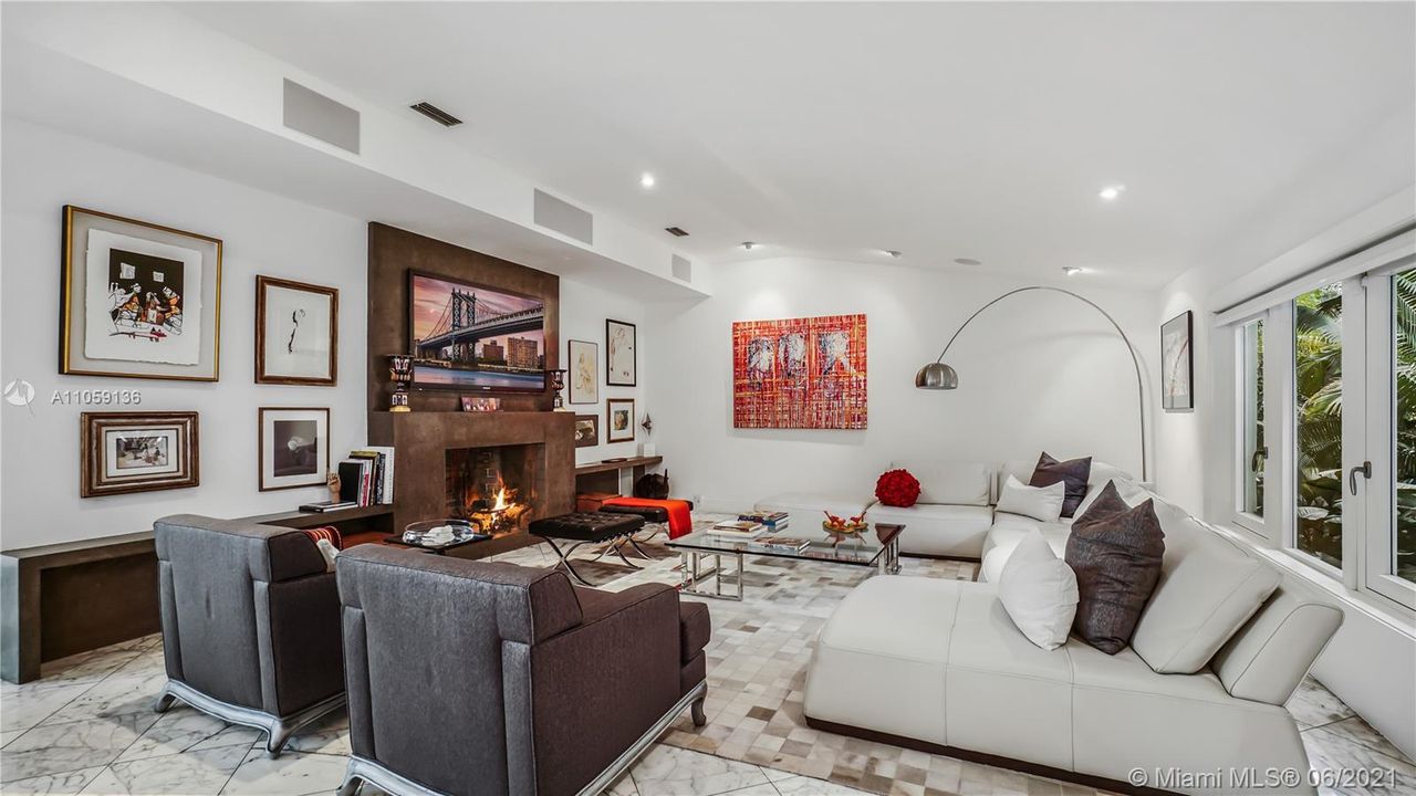 Recently Sold: $3,950,000 (5 beds, 5 baths, 5681 Square Feet)