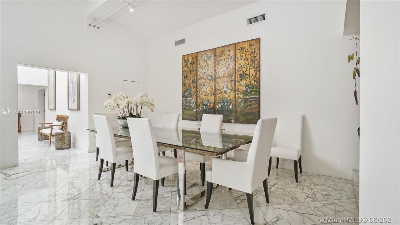 Recently Sold: $3,950,000 (5 beds, 5 baths, 5681 Square Feet)