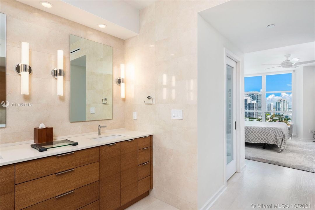 Недавно продано: $2,495,000 (2 спален, 2 ванн, 2040 Квадратных фут)