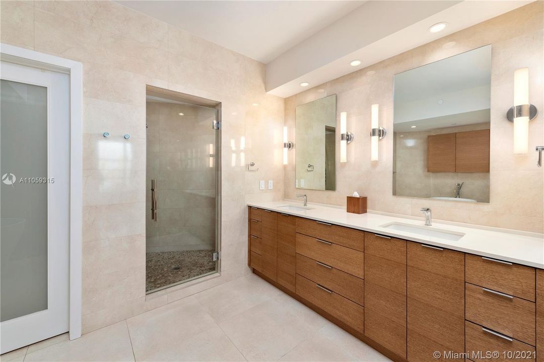 最近售出: $2,495,000 (2 贝兹, 2 浴室, 2040 平方英尺)