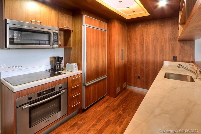Recently Rented: $3,000 (1 beds, 1 baths, 957 Square Feet)