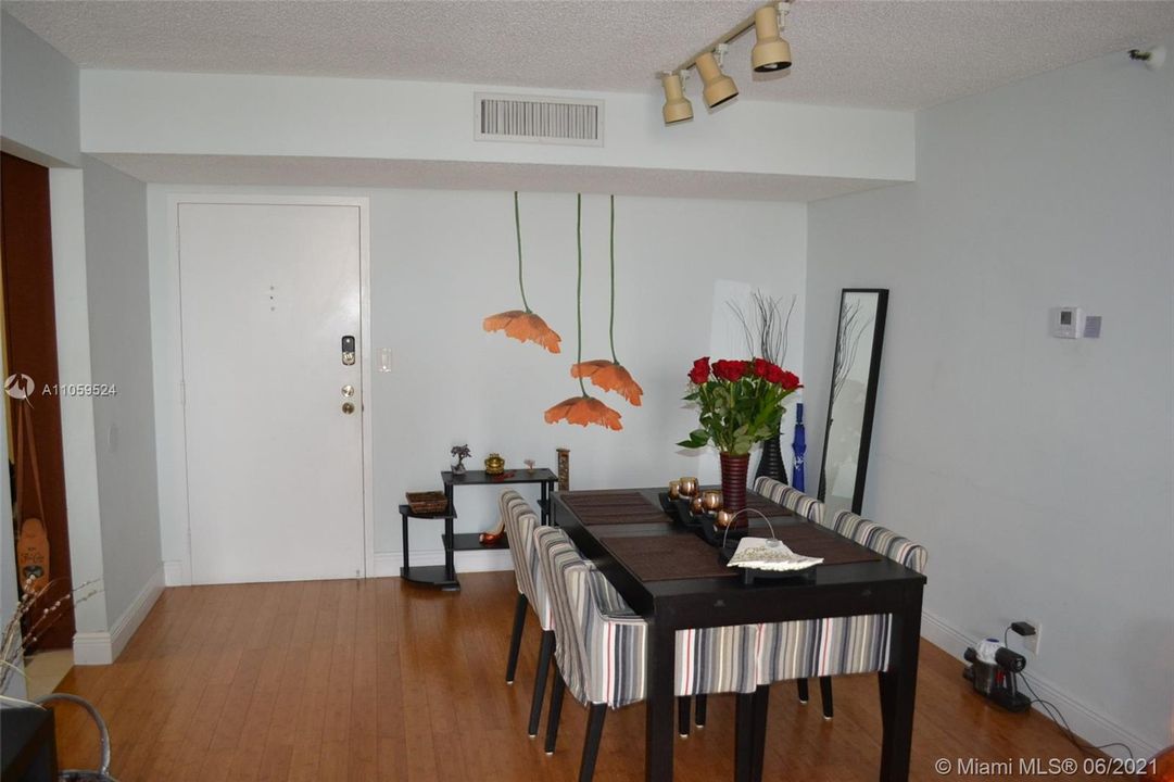 Recently Rented: $2,200 (2 beds, 2 baths, 1240 Square Feet)