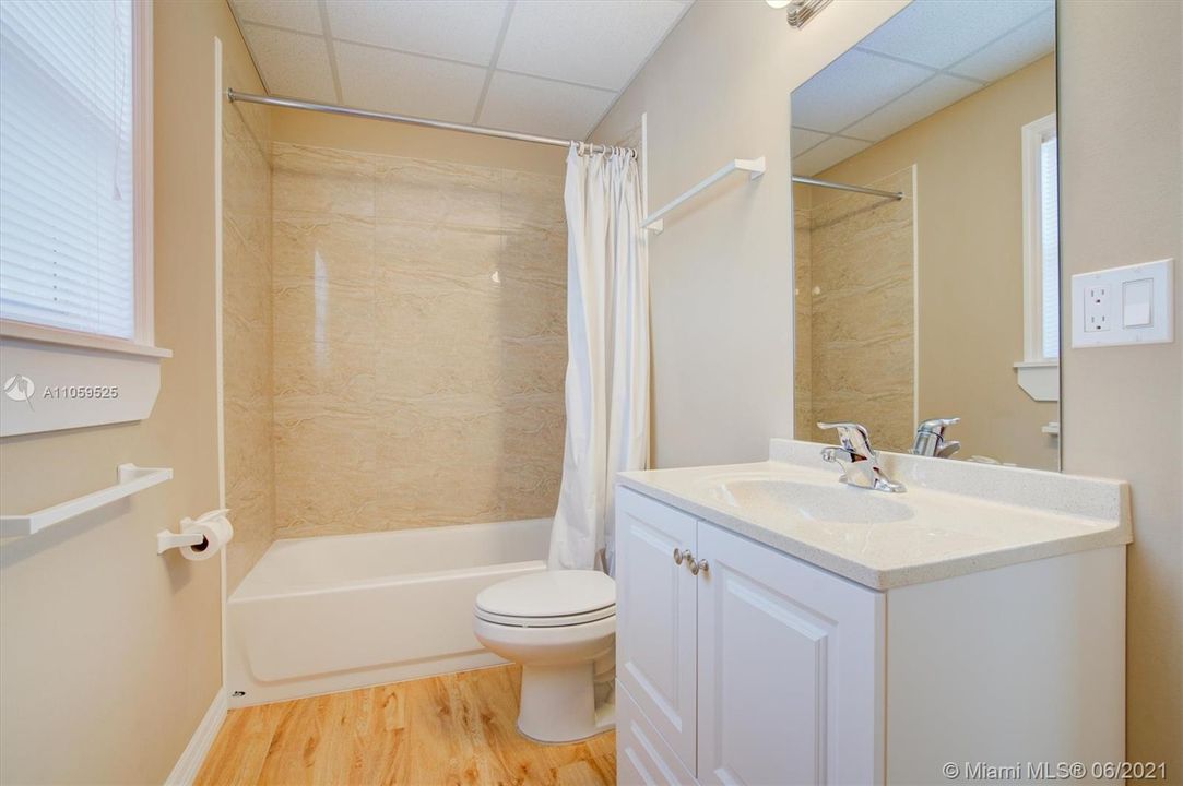 最近售出: $405,000 (2 贝兹, 3 浴室, 1188 平方英尺)