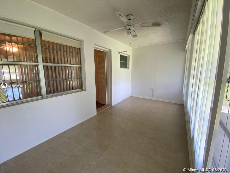 Vendido Recientemente: $82,000 (1 camas, 1 baños, 880 Pies cuadrados)