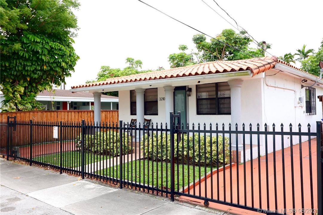 Recently Rented: $3,100 (3 beds, 2 baths, 1104 Square Feet)