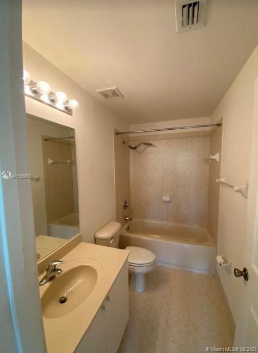 Recently Sold: $210,000 (3 beds, 3 baths, 1815 Square Feet)