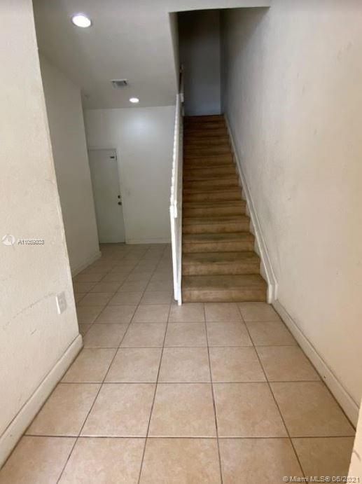 Recently Sold: $210,000 (3 beds, 3 baths, 1815 Square Feet)