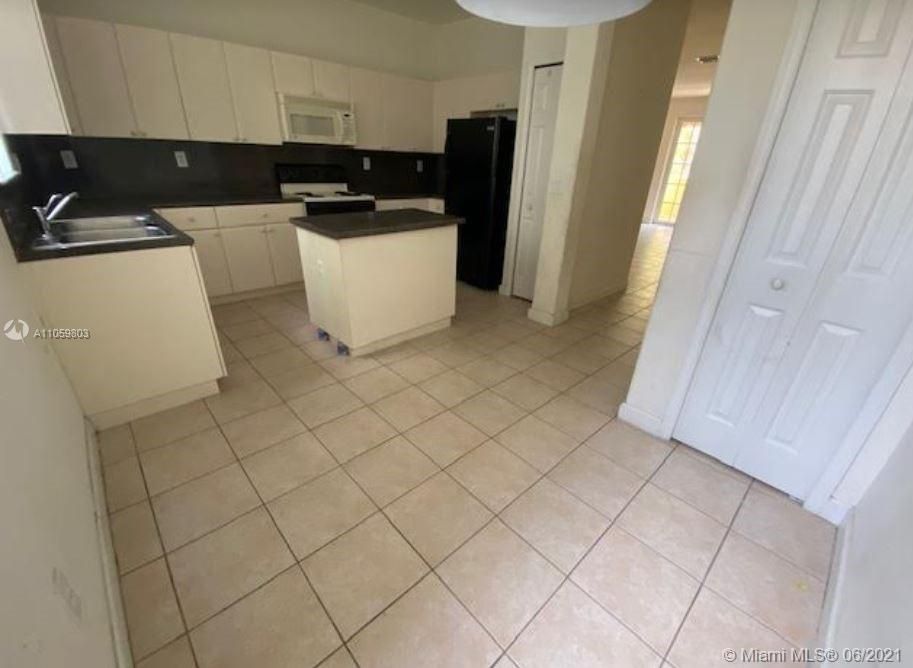 Recently Sold: $210,000 (3 beds, 3 baths, 1815 Square Feet)