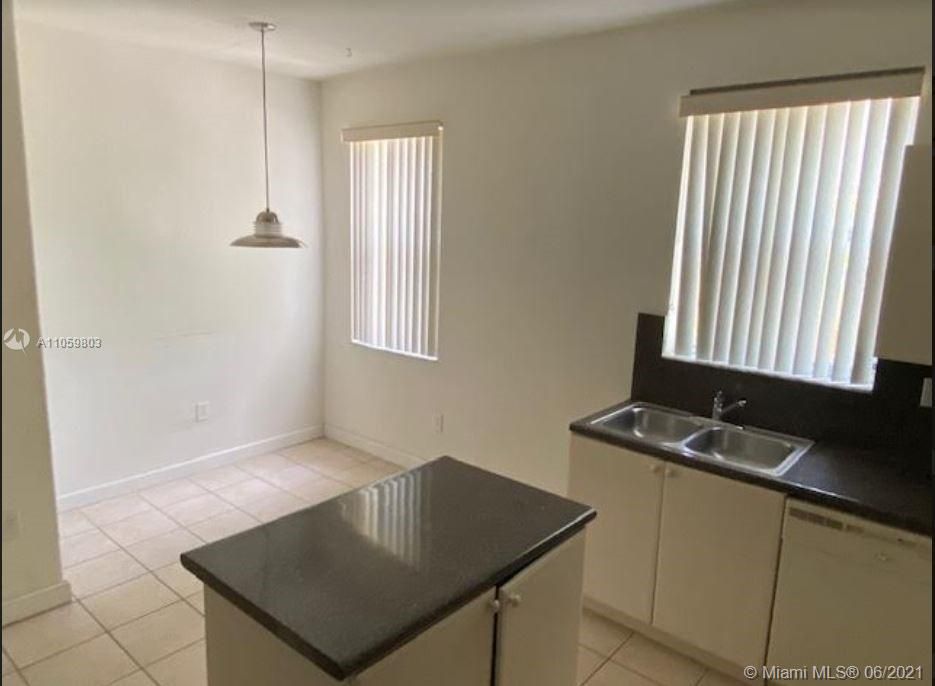 Recently Sold: $210,000 (3 beds, 3 baths, 1815 Square Feet)