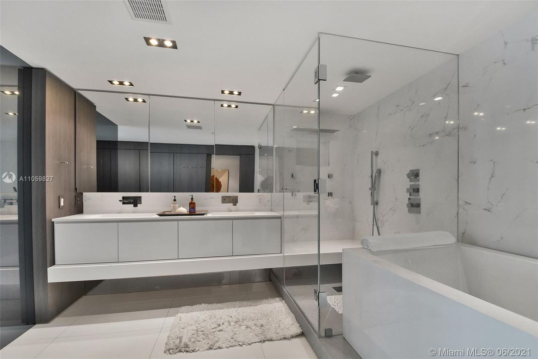 最近售出: $1,575,000 (2 贝兹, 2 浴室, 2267 平方英尺)
