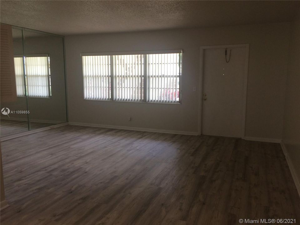 Recently Rented: $1,200 (1 beds, 1 baths, 715 Square Feet)