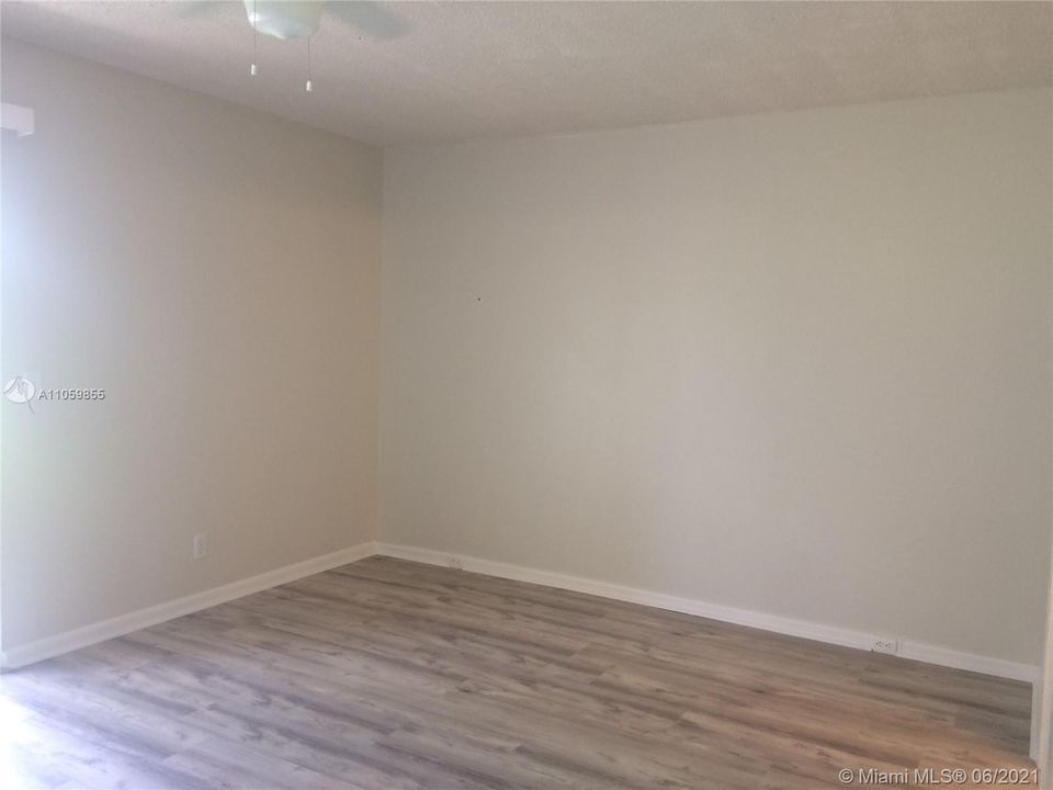 Recently Rented: $1,200 (1 beds, 1 baths, 715 Square Feet)