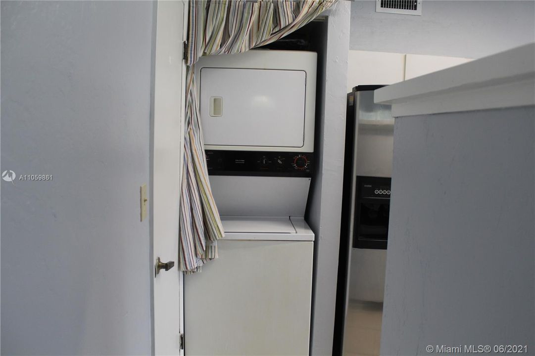 Recently Rented: $1,800 (2 beds, 1 baths, 1034 Square Feet)