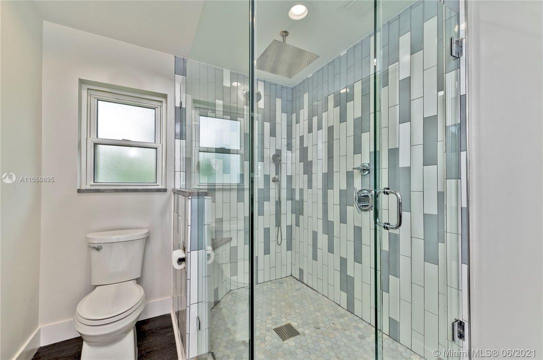 最近售出: $1,595,000 (3 贝兹, 3 浴室, 1902 平方英尺)