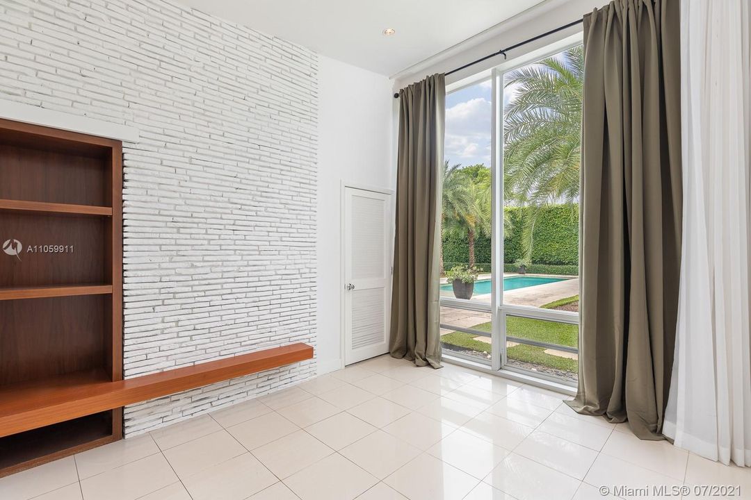 Recently Sold: $1,675,000 (2 beds, 2 baths, 1192 Square Feet)