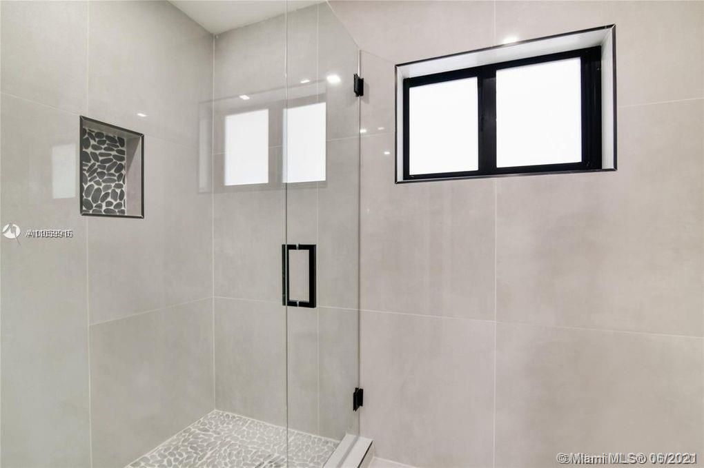 最近售出: $989,000 (4 贝兹, 4 浴室, 1854 平方英尺)
