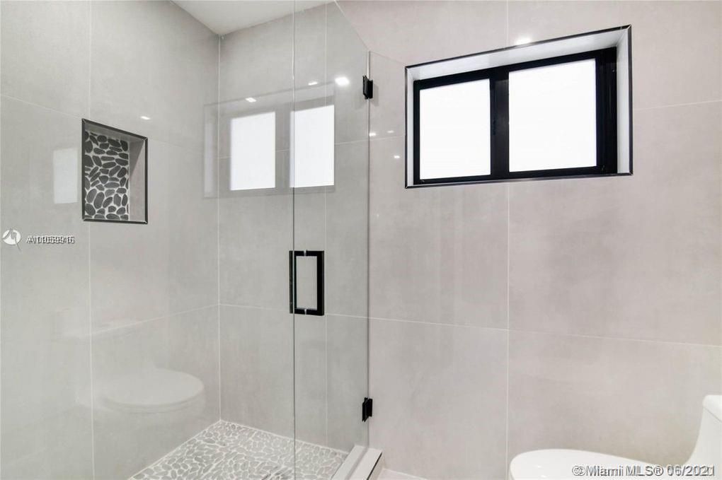 最近售出: $989,000 (4 贝兹, 4 浴室, 1854 平方英尺)