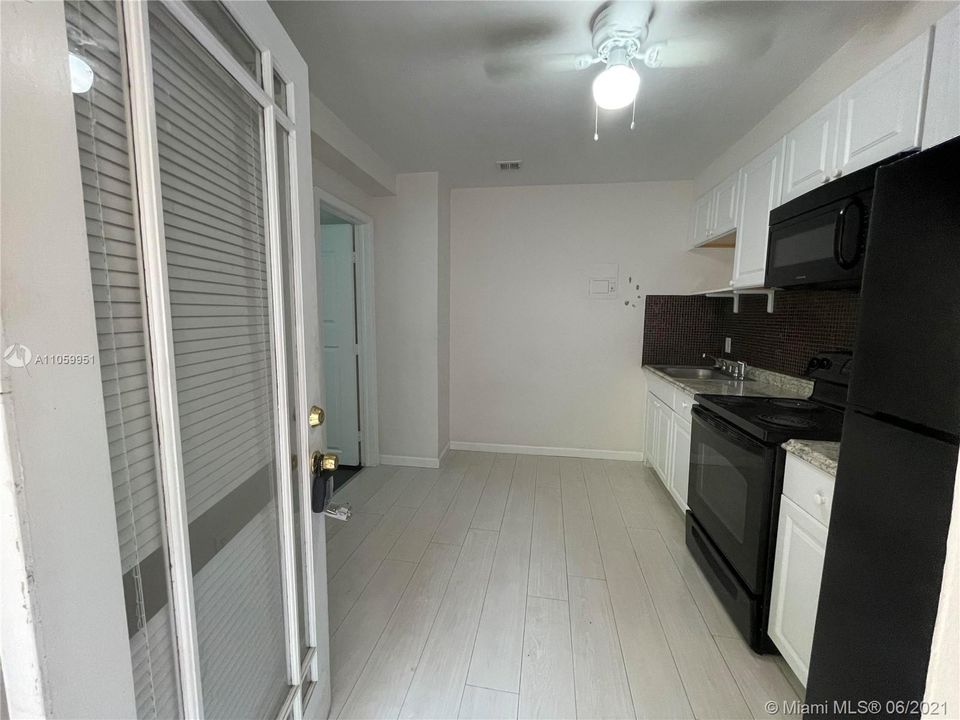 Recently Rented: $1,100 (1 beds, 1 baths, 294 Square Feet)