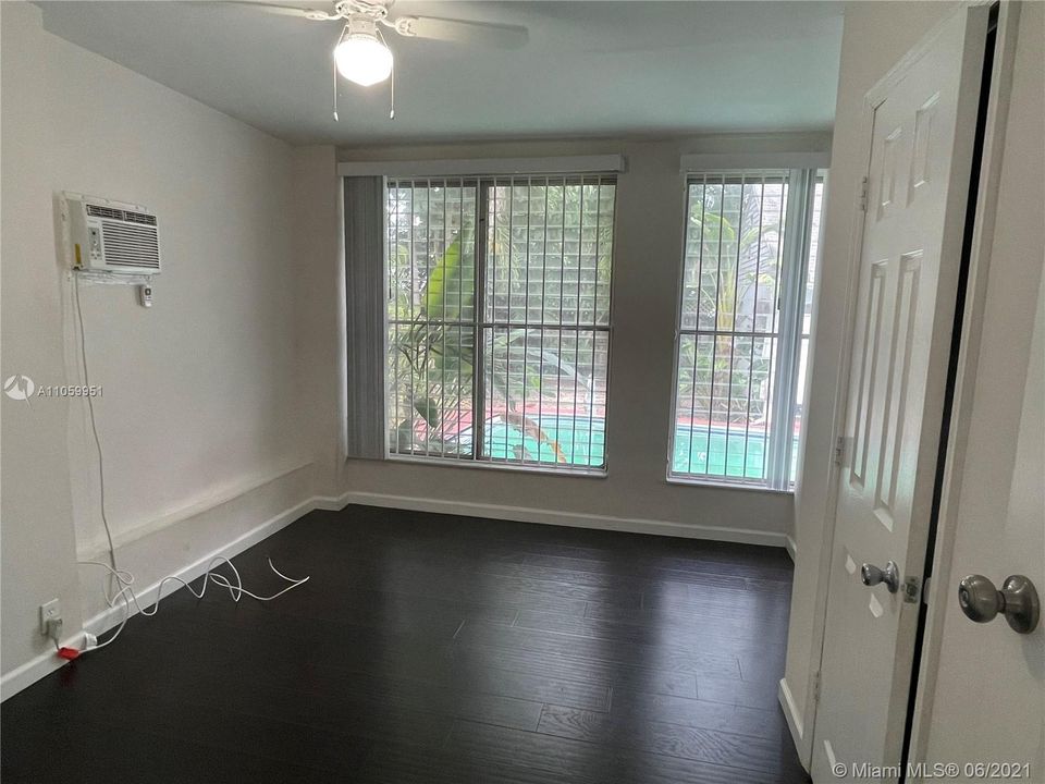 Recently Rented: $1,100 (1 beds, 1 baths, 294 Square Feet)