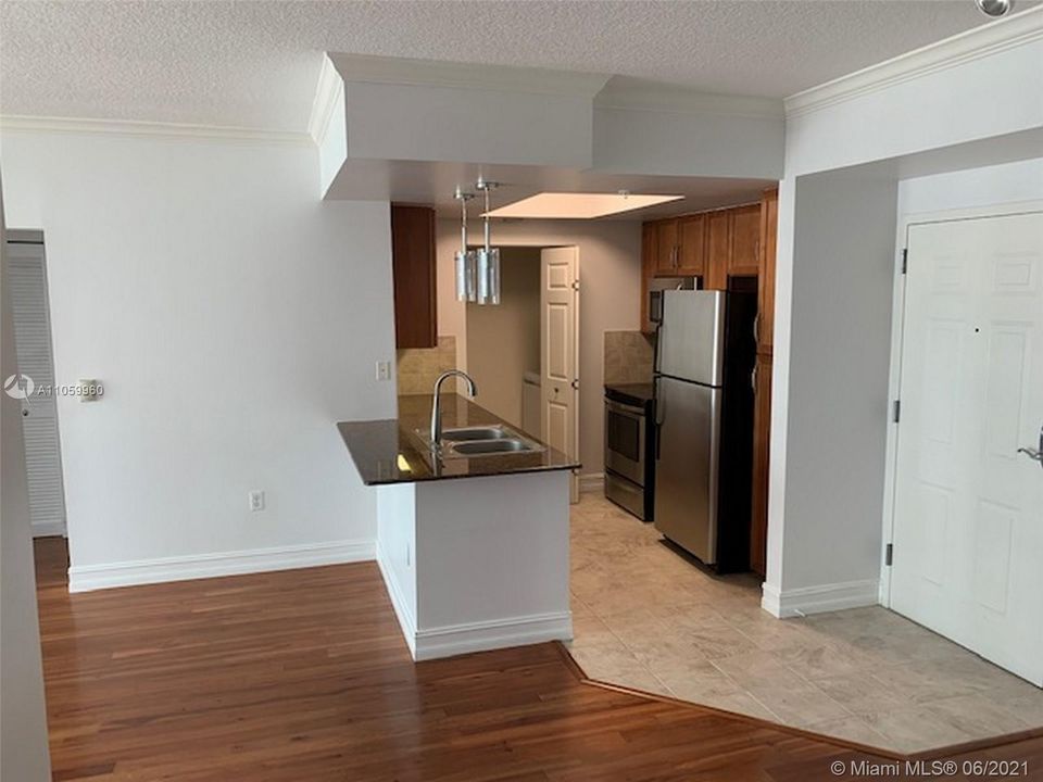 Recently Rented: $2,150 (2 beds, 1 baths, 984 Square Feet)