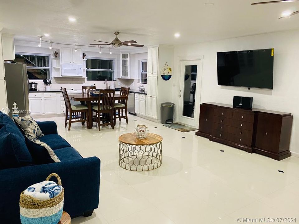 最近租的: $4,200 (3 贝兹, 3 浴室, 1611 平方英尺)