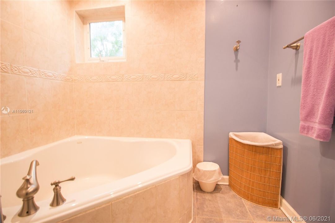 最近售出: $598,900 (4 贝兹, 2 浴室, 1833 平方英尺)
