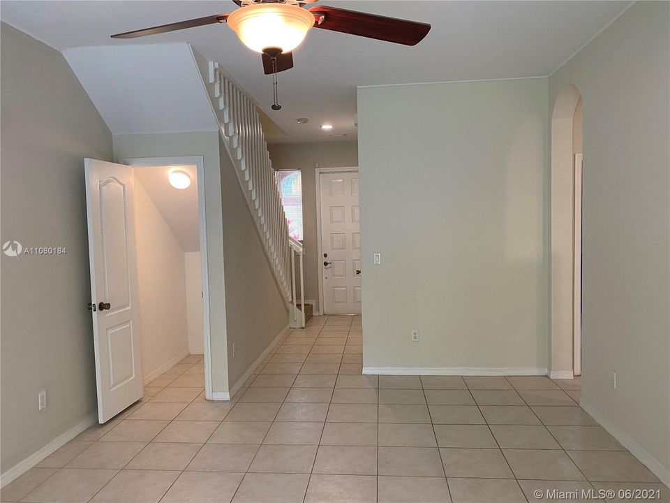 Recently Rented: $2,000 (3 beds, 2 baths, 1598 Square Feet)