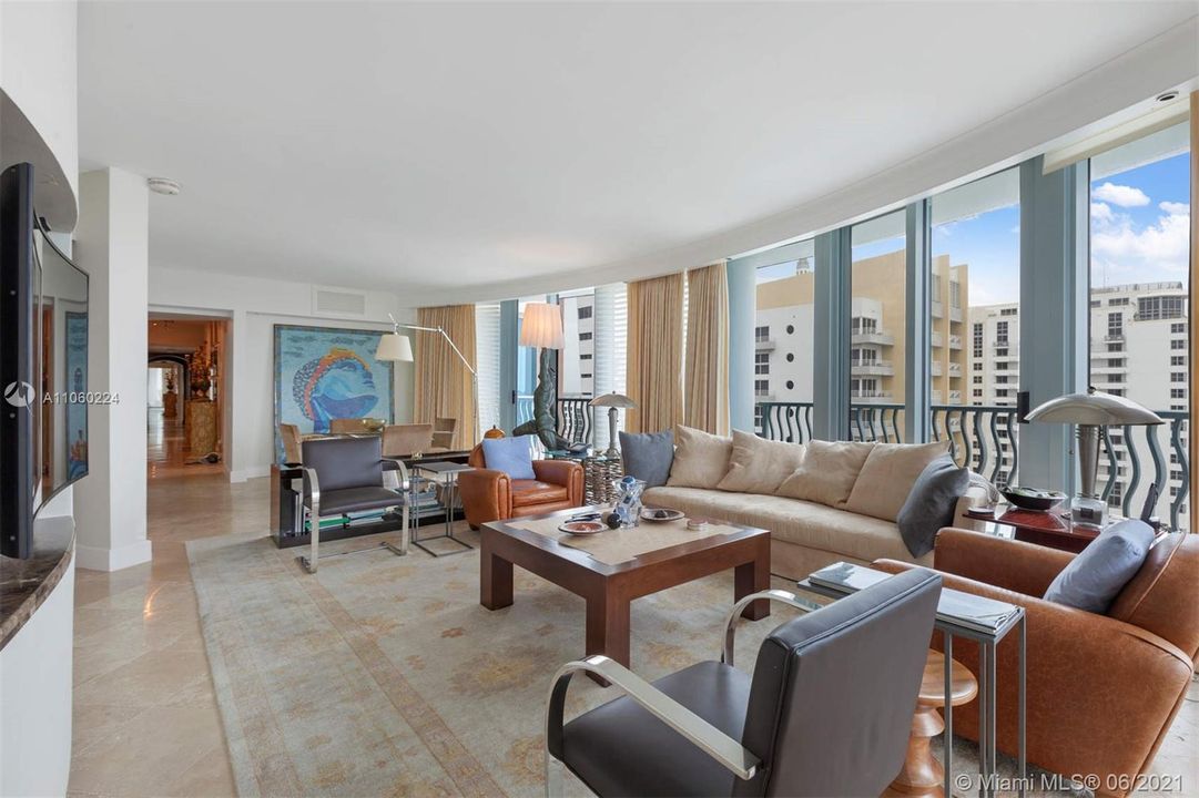 Recently Sold: $2,995,000 (3 beds, 3 baths, 2320 Square Feet)