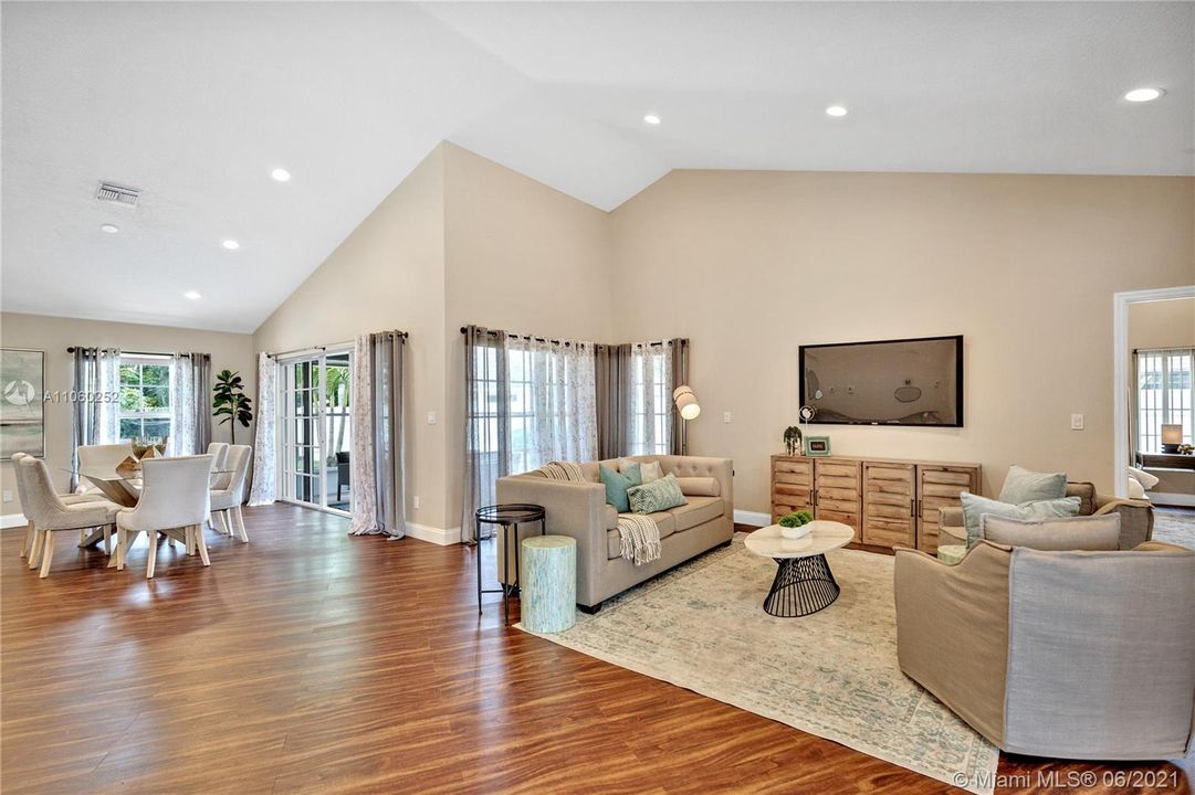 Recently Sold: $619,900 (4 beds, 3 baths, 1956 Square Feet)