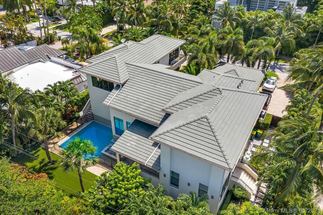 Recently Sold: $4,700,000 (6 beds, 7 baths, 5528 Square Feet)