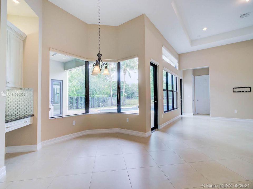 Eating area besides the kitchen