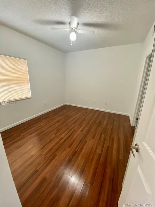 Vendido Recientemente: $185,000 (2 camas, 2 baños, 1077 Pies cuadrados)