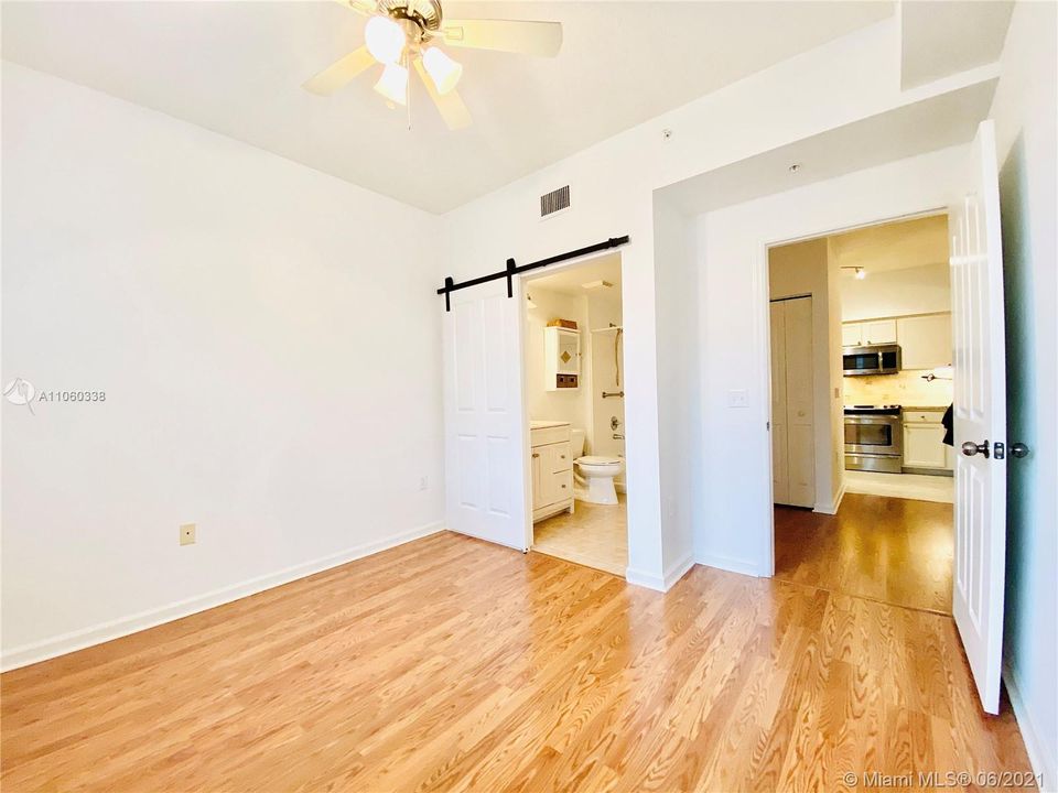 Recently Rented: $1,700 (1 beds, 1 baths, 704 Square Feet)