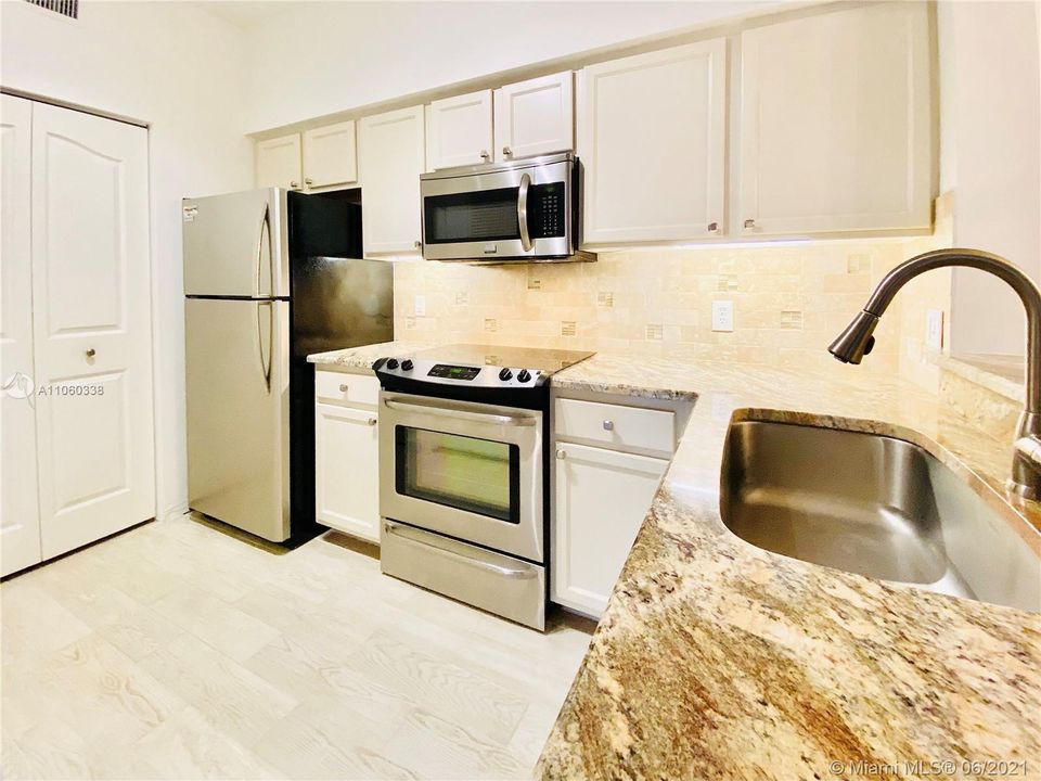 Recently Rented: $1,700 (1 beds, 1 baths, 704 Square Feet)