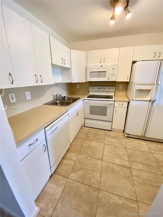 Recently Rented: $1,220 (1 beds, 1 baths, 688 Square Feet)