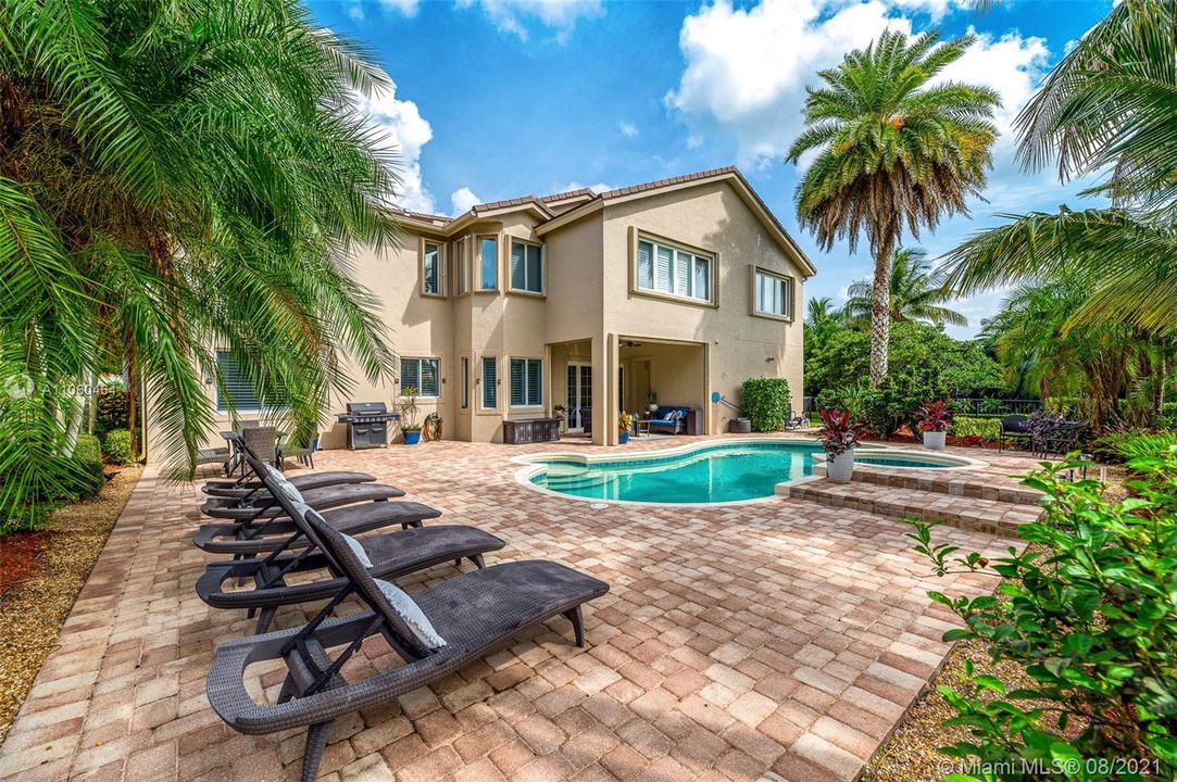 Recently Sold: $1,250,000 (6 beds, 5 baths, 4981 Square Feet)