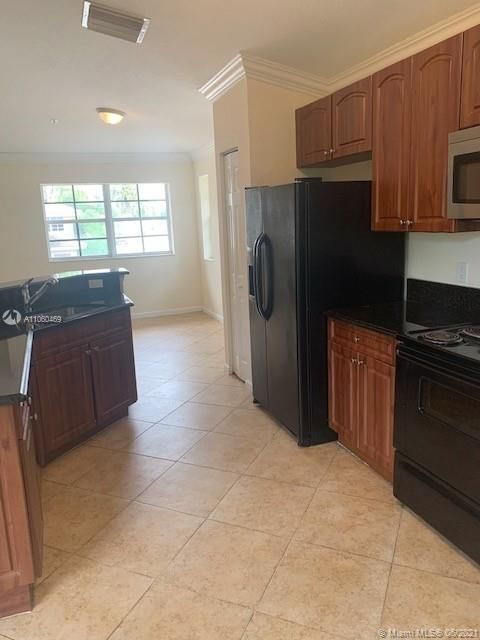 Recently Rented: $1,700 (3 beds, 2 baths, 1561 Square Feet)