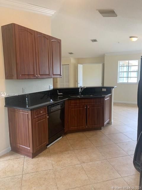 Recently Rented: $1,700 (3 beds, 2 baths, 1561 Square Feet)