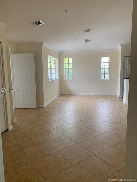 Recently Rented: $1,700 (3 beds, 2 baths, 1561 Square Feet)