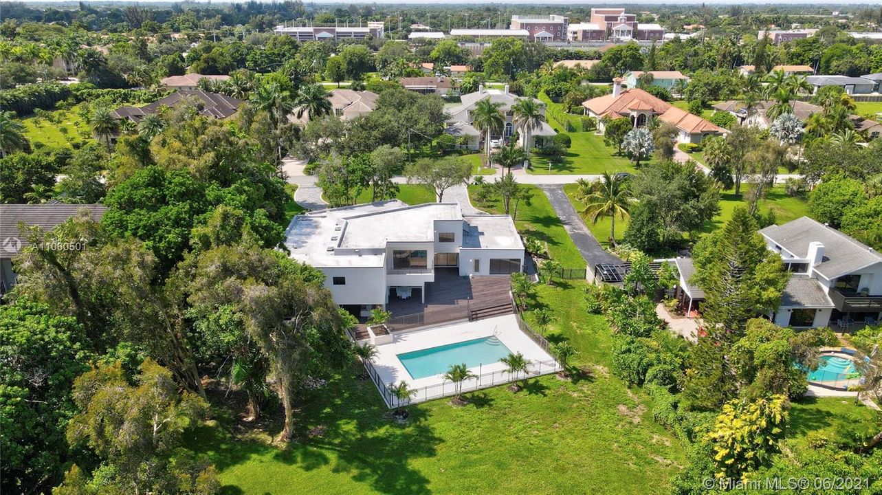 Recently Sold: $2,600,000 (6 beds, 5 baths, 8582 Square Feet)